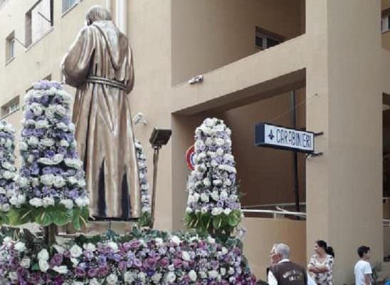 L’inchino non davanti ai boss ma ai carabinieri, omaggio durante la processione di Padre Pio