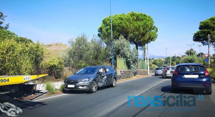 Violento scontro nel Catanese, coinvolte tre auto in via Etnea: due feriti