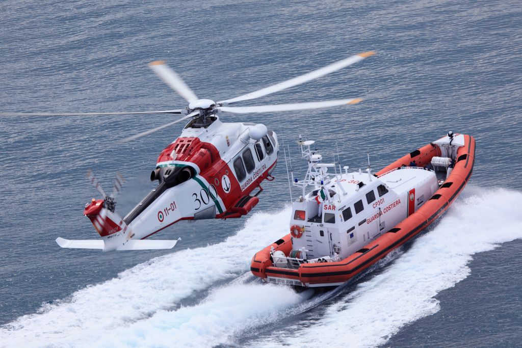 Incidente a bordo di un peschereccio, marittimo scivola e si spacca la testa: soccorso in elicottero