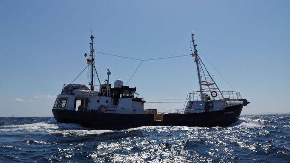 Migranti, aperta inchiesta sulla nave Eleonore: sbarcati i migranti a bordo