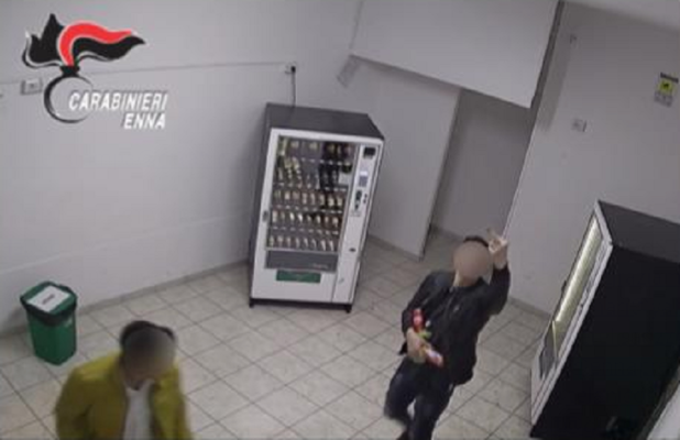 Baby gang prende a calci i distributori self service: 13 minori ai domiciliari