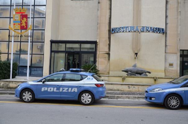 Calci, pugni e morsi alla compagna davanti alla figlia piccola: arrestato 20enne per violenza e maltrattamenti