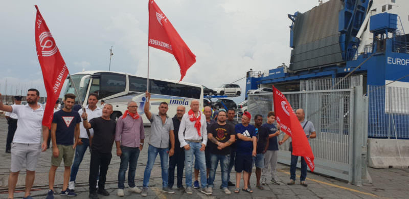 Porto di Catania, sit-in di protesta per i licenziamenti alla Caronte and Tourist. Colombo: “Va trovata una soluzione”