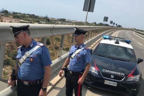 Dalla crisi in amore al tentato suicidio, minaccia di gettarsi dal viadotto: salvato un uomo