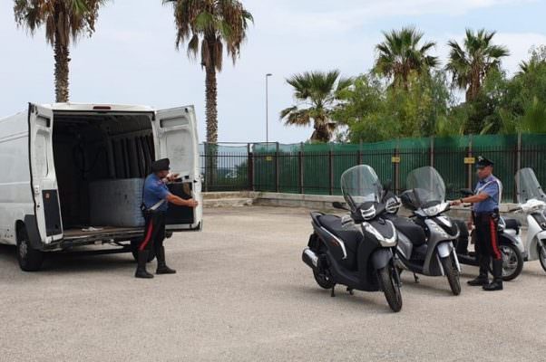 Ruba 4 scooter in pieno centro: arrestato giovane 27enne