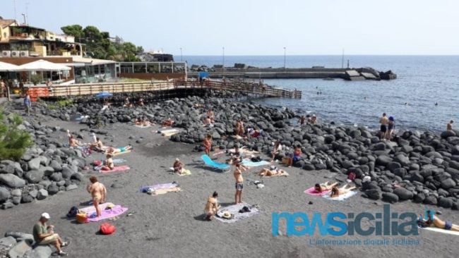 San Giovanni li Cuti, equinozio d’autunno “rovente”: 34 gradi la temperatura, in molti a mare