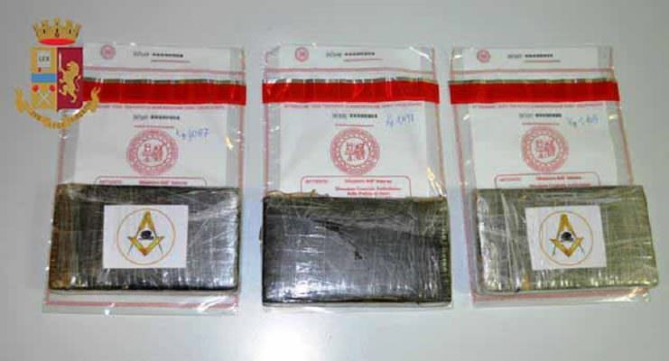 Oltre 3 Kg di cocaina nascosta nel cofano dell’auto: 61enne in manette Oltre 3 Kg di cocaina nascosta nel cofano dell’auto: 61enne in manette