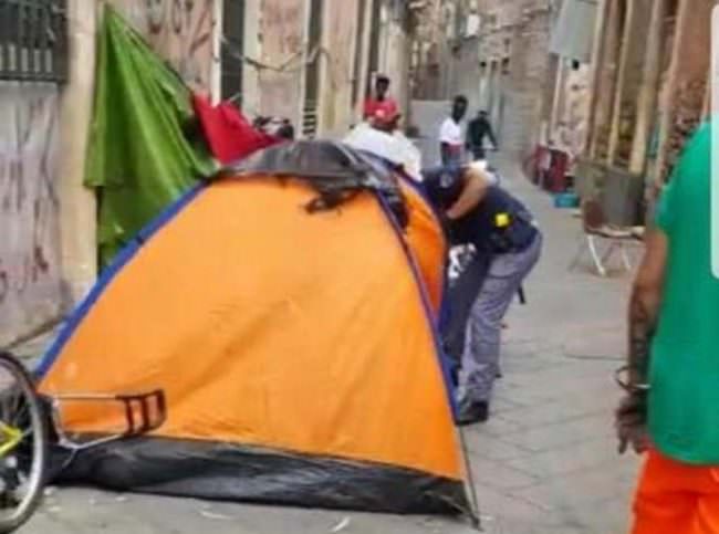Spaccio di marijuana a San Berillo, smantellato accampamento abusivo di extracomunitari – FOTO