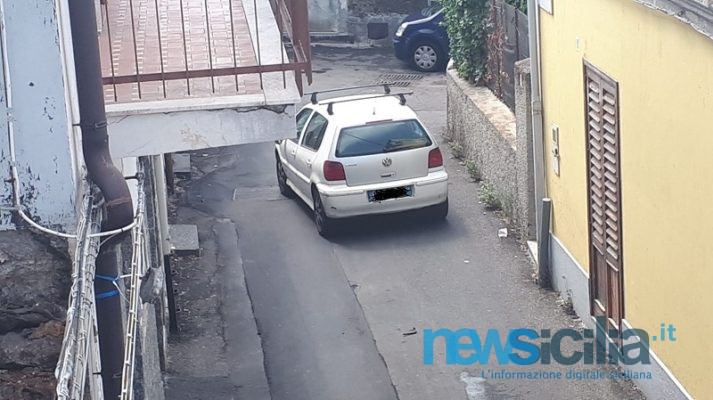 Catania e l’inciviltà, vettura parcheggiata al centro di via Sopra Sciare: automobilisti costretti a manovre azzardate