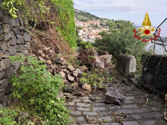 Paura in tarda serata ad Acireale, si staccano massi da un costone roccioso della Timpa: abitazioni evacuate