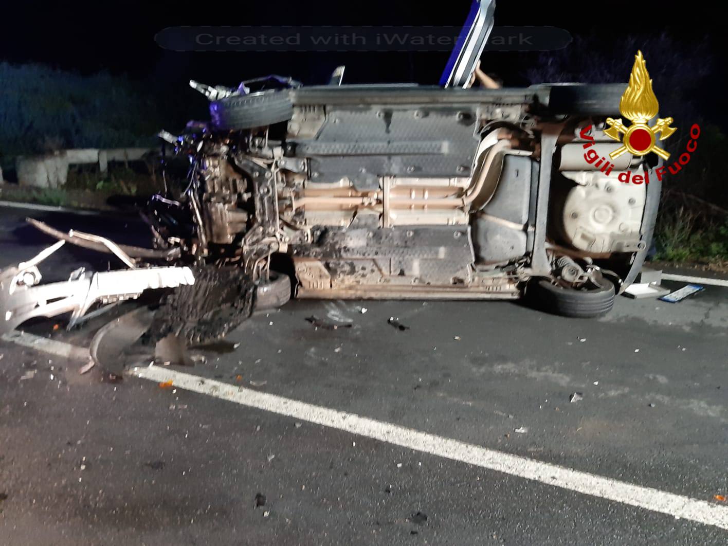 Scontro tra due auto nel Catanese, una si ribalta e l’altra finisce fuori strada: due feriti