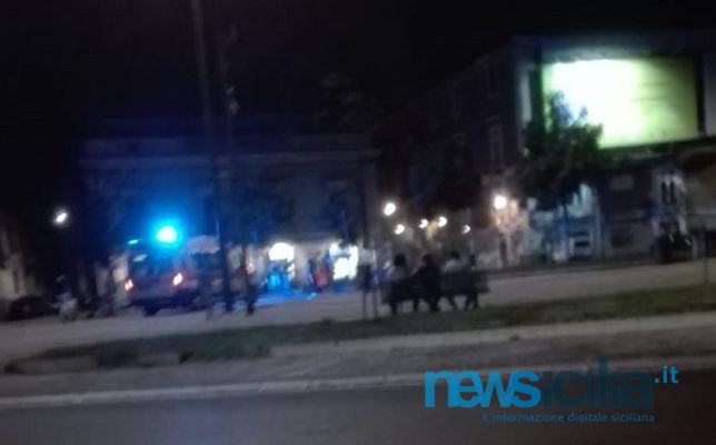 Catania, paura in piena notte: auto a velocità in piazza dei Martiri. Feriti alcuni giovani – FOTO e VIDEO