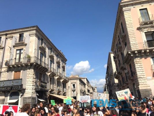 Sciopero Globale Clima a 360°, cori ad alta voce degli studenti per coinvolgere tutti i presenti