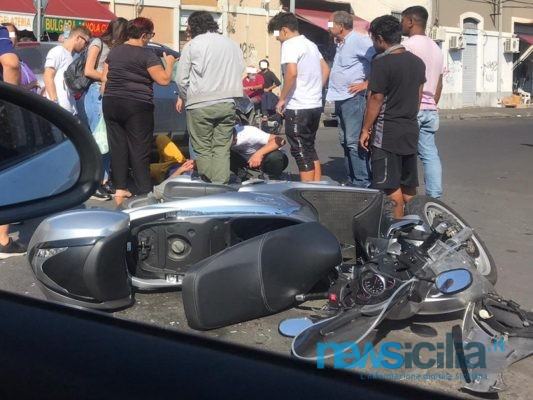 Catania, paura in via Archimede: violento scontro auto-scooter, un ferito a terra