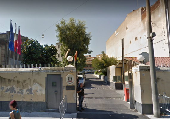 Catania, turisti inglesi imbrattano cancello della polizia in corso Italia: denunciati
