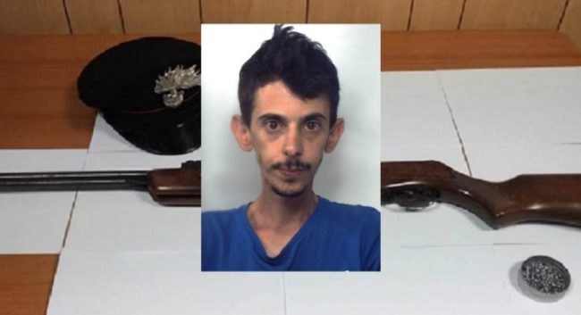 Nascondeva in casa una carabina modificata ad arma da sparo: arrestato 32enne di Viagrande