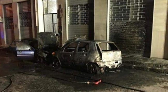 “Il peggiore risveglio”, notte di fuoco per ispettore di polizia municipale: bruciate le sue auto, atto intimidatorio