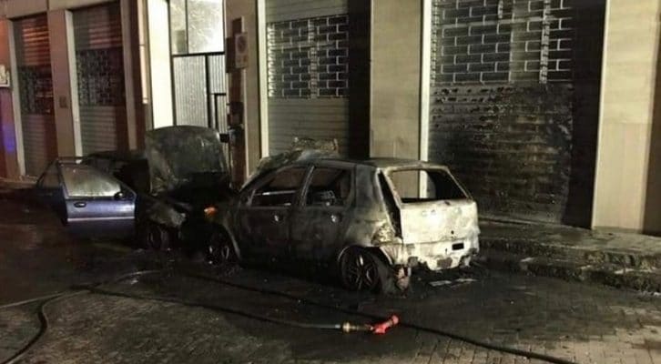 “Il peggiore risveglio”, notte di fuoco per ispettore di polizia municipale: bruciate le sue auto, atto intimidatorio