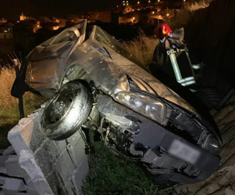Violento incidente nel Catanese, perde il controllo dell’auto e si schianta sul guardrail: auto distrutta