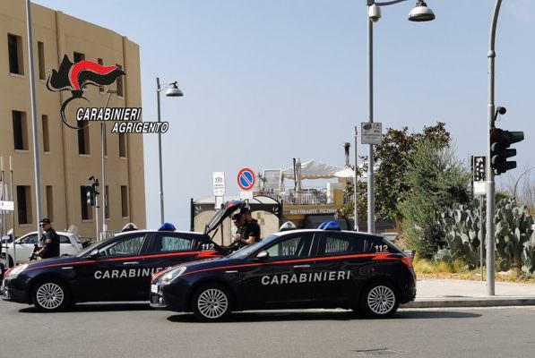 Trovato ubriaco alla guida reagisce aggredendo i carabinieri: in manette 38enne Trovato ubriaco alla guida reagisce aggredendo i carabinieri: in manette 38enne