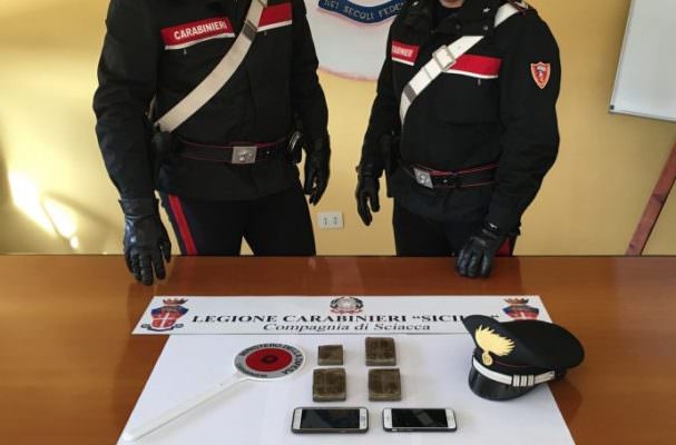 In macchina a velocità, senza patente e con 7mila euro di droga: manette per due uomini