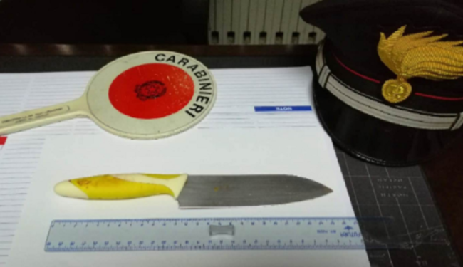 Accoltellamento nel Catanese, 38enne ferito per difendere una donna dall’aggressione del figlio: fermato 17enne