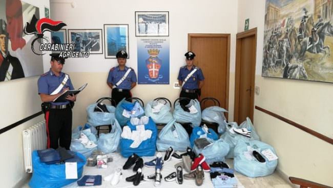 Scarpe, jeans, maglie e camicie contraffatte: denunciati due senegalesi