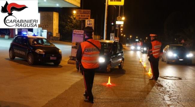Controlli dei carabinieri, hashish e marijuana nelle tasche: denunciato un 16enne e arrestato un 19enne