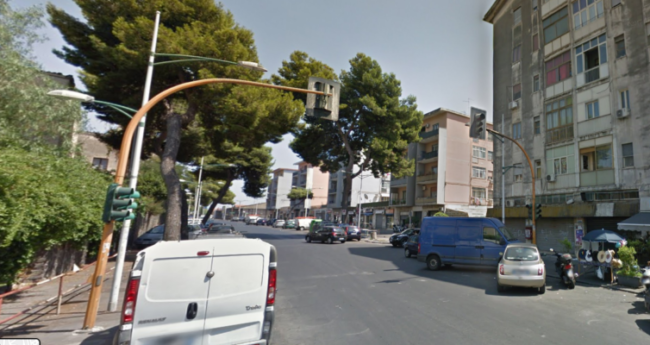 Violento incidente tra due auto al Corso Indipendenza, schianto a tutta velocità contro nota pasticceria