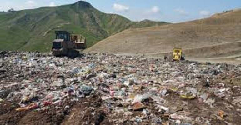 “Vogliamo respirare”, manifestazione pacifica di bambini e adulti contro la discarica a Motta Sant’Anastasia