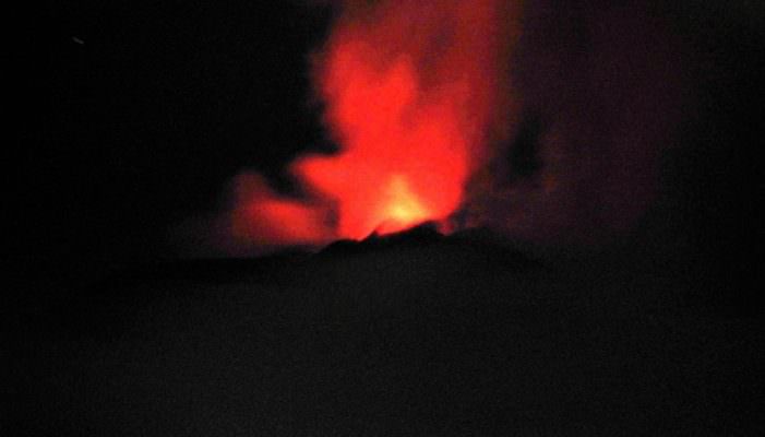 Etna, eruzione dal cratere di Nord-Est: la fontana di lava illumina la notte siciliana