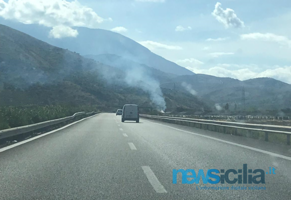 Incendio a ridosso dell’A19 in direzione Catania: fiamme alte e colonna di fumo