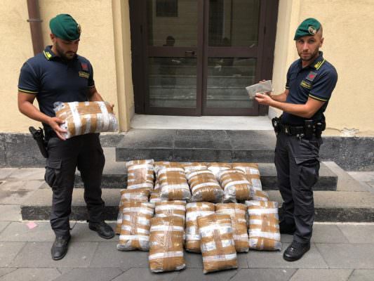 Fermato vicino Etnapolis, maxi sequestro nel Catanese: sequestrati 46 chili di marijuana