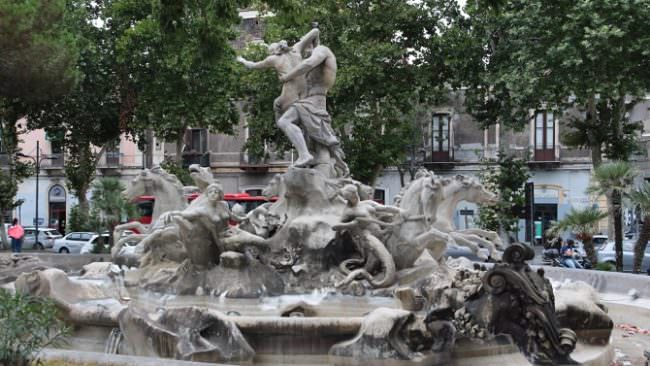 “Come una enorme pattumiera”, fontana di Proserpina una discarica a cielo aperto: “Brutta immagine per Catania”