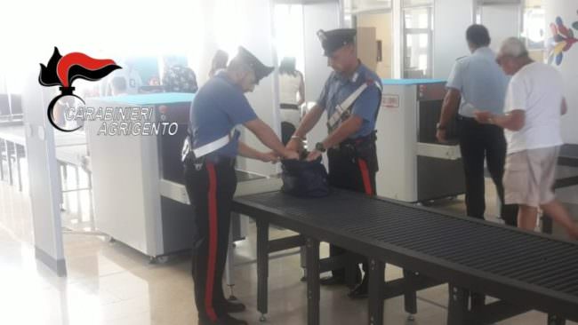 “Che bell’orologio” e lo porta via, turista 70enne fermata in aeroporto per furto aggravato