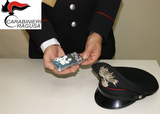 Spacciano hashish anche a un minore: arrestati due pusher