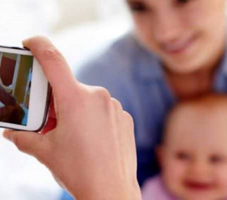 Foto dei bambini sui social, allarme Codacons: “Oltre metà dei siti pedopornografici prende le immagini dal web”