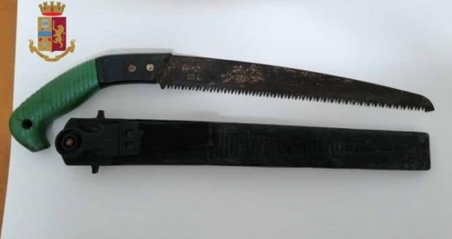 Minaccia di sgozzarlo con una sega, paura per un 58enne: la vittima riesce a fuggire