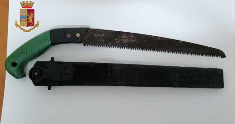 Minaccia di sgozzarlo con una sega, paura per un 58enne: la vittima riesce a fuggire