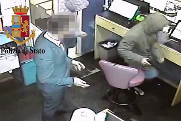 Rapina a mano armata in centro scommesse con l’aiuto del cassiere: scattano le manette per tre uomini – VIDEO
