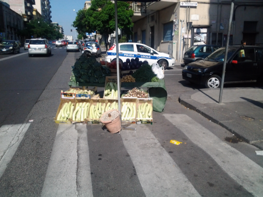 Catania “invasa” dall’abusivismo: nel mirino parcheggiatori e venditori. Chiuso un B&B