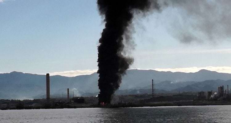 Incendio nella raffineria di Milazzo: fumo e fiamme visibili a distanza di chilometri