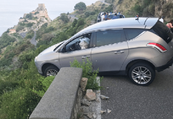 Tragedia sfiorata sulla SP16, gli airbag si aprono improvvisamente: auto sospesa nel vuoto