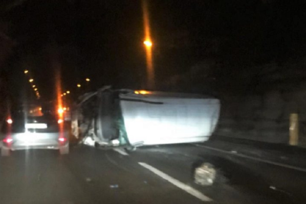 Furgone si ribalta in galleria, 2 feriti e traffico bloccato