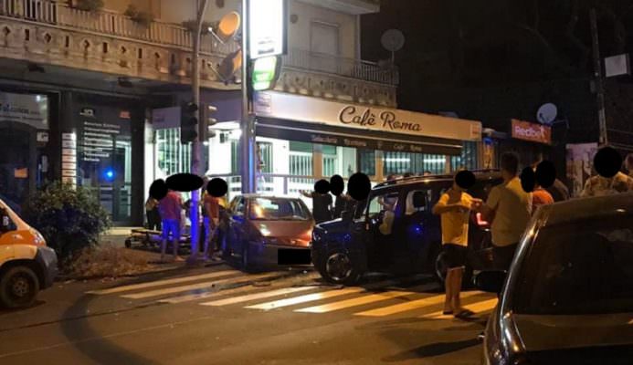 Scontro violentissimo a Gravina di Catania: due auto bloccano via Gramsci, sei i feriti