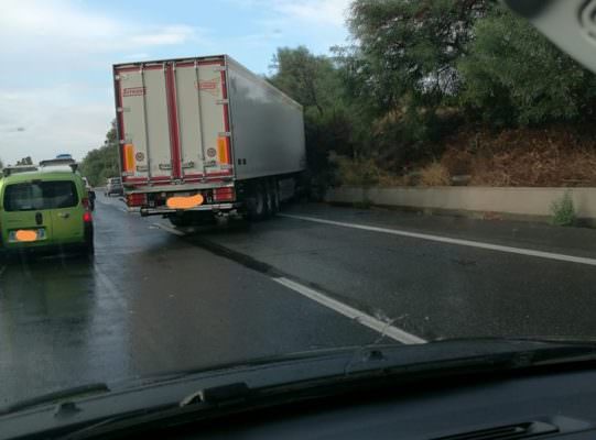 Incidente sull’A18 Messina-Catania: code lunghe 5 chilometri, automobilisti esasperati