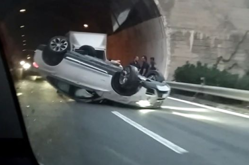 Paura lungo l’autostrada A18 Messina-Catania, Bmw si ribalta: traffico in tilt