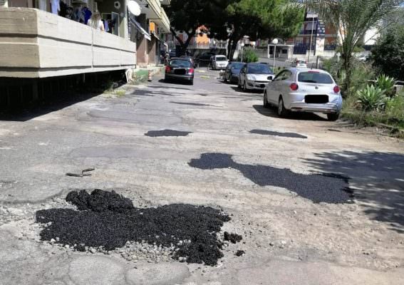 San Giovanni Galermo, ripristinate buche in via Badia: la IV Municipalità si “rimbocca le maniche”