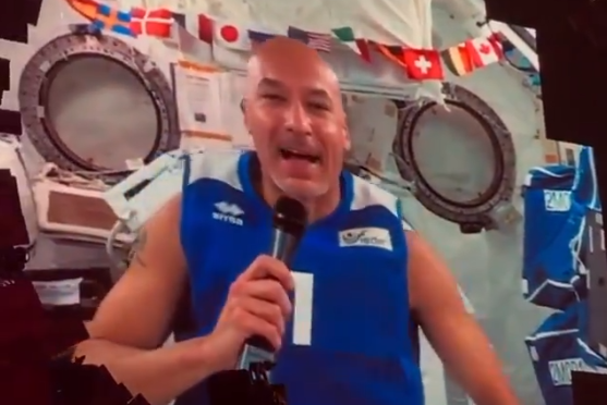 Luca Parmitano e il compleanno tra le stelle, l’astronauta “rappa” con Jovanotti e il cantante pubblica le immagini su Twitter – VIDEO
