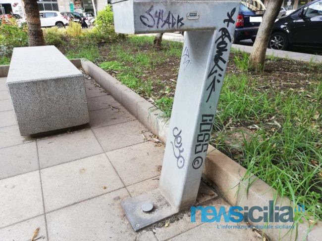 Rinnovata ma sporca, in piazza Ludovico Ariosto i vandali non si arrendono: tornano scritte e rifiuti – FOTO